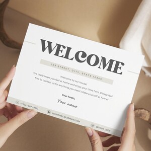 Pu&ograve; includere: Un cartello di benvenuto con il testo "WELCOME" in grandi caratteri grassetto. Il cartello include anche l'indirizzo "123 STREET, CITY, STATE 12345" e un messaggio di benvenuto agli ospiti.