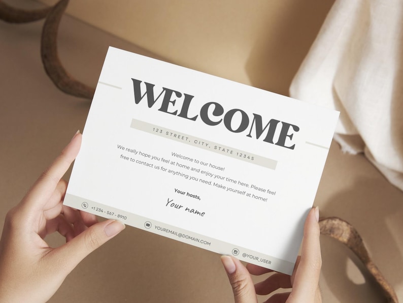Pu&ograve; includere: Un cartello di benvenuto con il testo "WELCOME" in grandi caratteri grassetto. Il cartello include anche l'indirizzo "123 STREET, CITY, STATE 12345" e un messaggio di benvenuto agli ospiti.