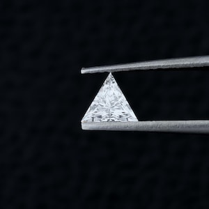 Diamante triangolare certificato IGI coltivato in laboratorio (0,2-3,0 CT)
