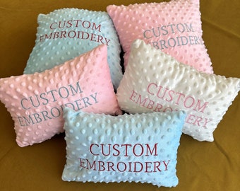Housse de coussin Minky, Oreiller personnalisé, Oreiller brodé, Oreiller monogramme, Oreiller avec nom personnalisé, Tissu Minky, Cadeau personnalisé,