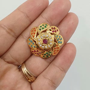 Navratan Jewellery Statement-Ring, vergoldetes florales Design – Rubin in der Mitte, verstellbar (Kunstperlen, Legierung)