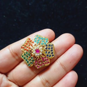 Indischer Jadau Navratan Blumenring, 22 Karat vergoldetes Kupfer, Halbedelsteinperlen