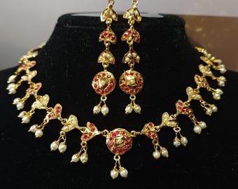 Conjunto tradicional de collar y pendientes dorados. Joyería india.