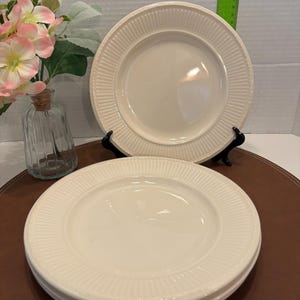 ヴィンテージ クリーム色 ウェッジウッド EDME 8 1/4 インチ サラダ プレート 4 枚セット。新品同様、傷なし。