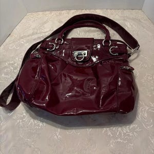 vintage Authentique sac à main Salvatore Ferragamo en cuir verni brillant bordeaux, avec chiffon d'origine, excellent état d'occasion