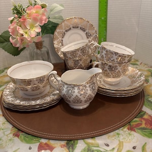 Vintage Colclough Teetassen, Untertassen, Brotteller, Milchkännchen, Zucker, Extra Untertasse, verziertes Goldmedaillon-Motiv mit Goldvergoldung, separat erhältlich