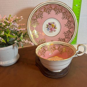Tasse à thé et soucoupe Aynsley vintage : bouquet de fleurs roses, bordure dorée - motif 8887