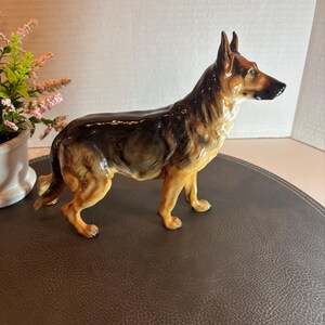 ロイヤルドルトン磁器製犬、ジャックラッセルテリアの子犬とボール 