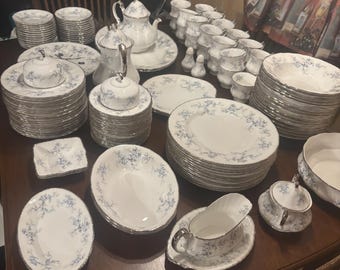 Articles Paragon Bride's Choice : assiettes à fleurs bleues, bols, plats de service, 5 couverts, vendus séparément