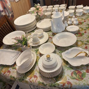 Vintage Royal Albert Val D&#39;or-Artikel, Abend-, Salat- und Brotteller, Schalen, Becher, Teetassen, separat erhältlich, gewellte Kante, nahezu neuwertig!