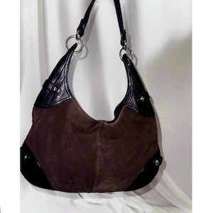 Bolso de hombro bohemio vintage Y2K de cuero y ante marrón excepcional