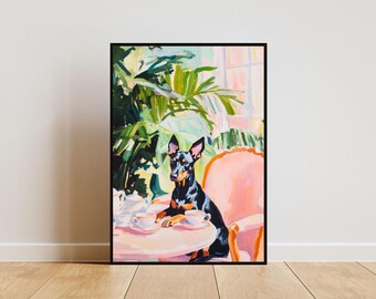 以下が含まれることがあります： ピンクの椅子に座った黒と茶色の犬が、ティーカップとティーポットのあるテーブルに座っています。犬は緑豊かな熱帯植物に囲まれています。絵はカラフルな印象派のスタイルで描かれています。