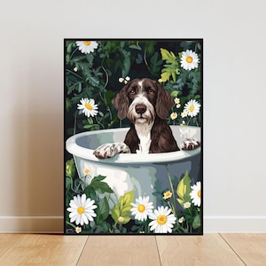 Pode incluir: Um cão castanho e branco sentado em uma banheira branca rodeado de margaritas brancas e folhagem verde.