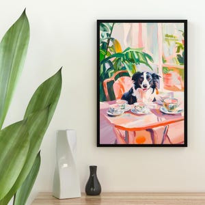 Puede incluir: Un perro border collie blanco y negro est&aacute; sentado en una mesa con cuatro tazas de t&eacute; y platillos. La mesa est&aacute; puesta con un mantel rosa y el perro est&aacute; mirando directamente al espectador. El fondo es una pintura brillante y colorida de una ventana y plantas.