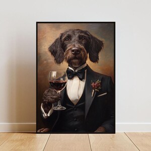 Könnte beinhalten: Ein schwarzer Hund in einem Smoking und mit einer Fliege hält ein Glas Rotwein. Der Hund ist in einem realistischen Stil vor einem braunen Hintergrund gemalt.