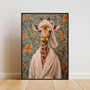 Cartel de jirafa en albornoz, cartel de animales, impresión de baño de jirafa, arte de pared de animales, retrato de jirafa, cartel de baño de animales, jirafa divertida