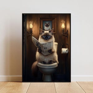 Op de afbeelding: Een wit-bruine kat zit op een toilet in een badkamer en leest een krant. De kat draagt een halsband en heeft een serieuze uitdrukking op zijn gezicht. De badkamer is ingericht in een rustieke stijl met houten muren en een toilet in vintage stijl.