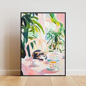 Op de afbeelding: Een schilderij van een driekleurige kat die op een stoel zit in een kamer met planten en een tafel gedekt met theekopjes en schoteltjes. De kamer is geschilderd in tinten roze, groen en wit.