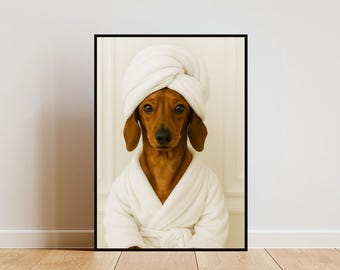Puede incluir: Impresión enmarcada de un perro salchicha marrón con una bata blanca y una toalla a juego en la cabeza. El perro es el foco central, creando un tema de spa humorístico. La imagen está sobre un fondo blanco, con un marco negro.