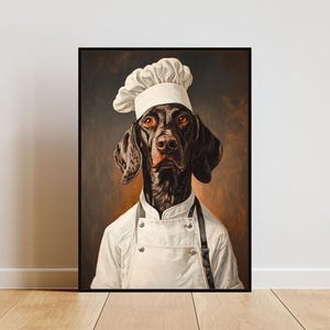 Puede incluir: Un perro marrón y negro con un gorro de chef blanco y una chaqueta de chef blanca. El perro mira directamente al espectador. El fondo es de color marrón y naranja.