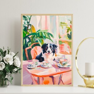 Puede incluir: Un perro border collie blanco y negro est&aacute; sentado en una mesa con cuatro tazas de t&eacute; y platillos. La mesa es rosa y naranja con un mantel blanco. El perro est&aacute; mirando directamente al espectador. El fondo es una imagen borrosa de una ventana con plantas verdes.