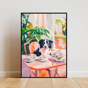 Puede incluir: Un perro border collie blanco y negro sentado en una mesa rosa con cuatro tazas de t&eacute; y platillos. El perro est&aacute; mirando directamente al espectador. El fondo es una pintura de una ventana con plantas y una pared rosa.