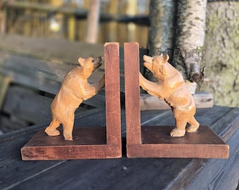 Handgesneden houten boekensteunen | Vintage boekensteunen beer | Rustiek plankdecor | Scandinavische volkskunst | Huisaccent cabine