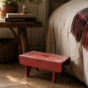 Antiker norwegischer Holzhocker | Primitiver roter Hocker | Skandinavischer Landhausstil | Rustikaler Melkschemel | Nordische Volkskunst