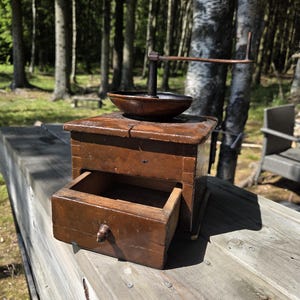 Molinillo de café de madera vintage / Molinillo artesanal con manivela de 1935 / Madera rústica pintada en marrón / Decoración de cocina tradicional escandinava