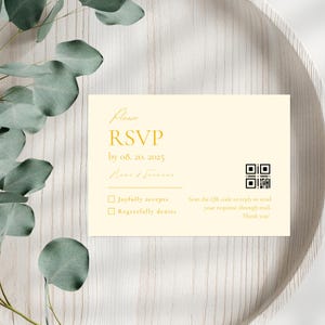 Puede incluir: Una tarjeta RSVP de color crema con texto dorado. El texto dice "Por favor, RSVP antes del 08.20.2025" e incluye un espacio para el nombre y el apellido. Hay dos casillas de verificación con el texto "Acepta con gusto" y "Rechaza con pesar". Un código QR se encuentra en la esquina superior derecha con el texto "Escanea el código QR para responder o enviar tu respuesta por correo. ¡Gracias!"