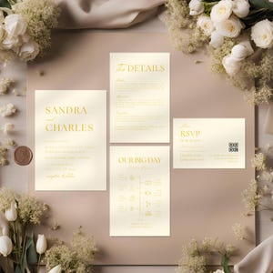 Peut inclure: Suite d'invitation de mariage dorée sur fond crème. L'invitation présente les noms Sandra et Charles en police dorée. La carte des détails comprend des informations sur la cérémonie et la réception du mariage. La carte RSVP comporte un code QR et un espace pour indiquer la présence. La carte 'Notre grand jour' liste les événements du jour du mariage.
