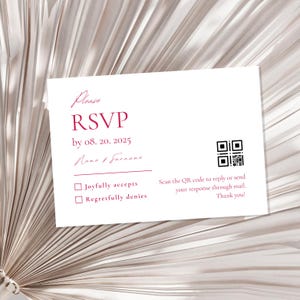 Puede incluir: Tarjeta RSVP blanca con borde rosa y texto. El texto dice "Por favor, RSVP antes del 08. 20. 2025 Nombre & Apellido" e incluye dos casillas de verificación: "Acepta con gusto" y "Rechaza con pesar". Un código QR se encuentra en la esquina superior derecha con el texto "Escanea el código QR para responder o enviar tu respuesta por correo. ¡Gracias!"