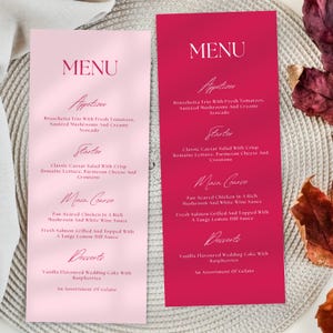 Może przedstawiać: Dwie karty menu, jedna jasnoróżowa i jedna magenta, z eleganckim białym pismem. Menu zawiera przystawki, przystawki, dania główne i desery. Dania obejmują bruschettę, sałatkę Cezar, smażonego kurczaka i łososia.