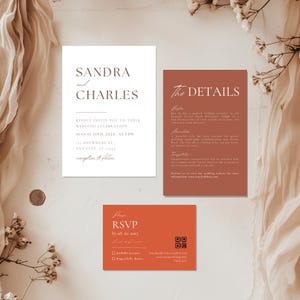 Puede incluir: Un conjunto de invitaciones de boda con fondo blanco y texto marrón. La tarjeta de invitación presenta los nombres "Sandra y Charles" y la fecha y hora de la boda. La tarjeta de detalles tiene un fondo marrón con texto blanco e incluye información sobre la recepción de la boda. La tarjeta RSVP tiene un fondo naranja con texto blanco y un código QR.