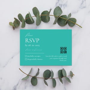 Peut inclure: Une carte RSVP turquoise avec un code QR noir et blanc. Le texte indique "Veuillez RSVP avant le 08.20.2025" et comprend deux cases à cocher : "Accepte avec joie" et "Refuse avec regret". Le texte sous le code QR indique "Scannez le code QR pour répondre ou envoyer votre réponse par courrier. Merci !"