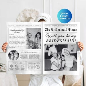以下が含まれることがあります： 「The Bridesmaid Times」と「Will you be my BRIDESMAID?」の見出しが付いた、白黒の新聞スタイルの招待状。招待状には写真とテキストが含まれており、右上にCanvaテンプレートのロゴがあります。