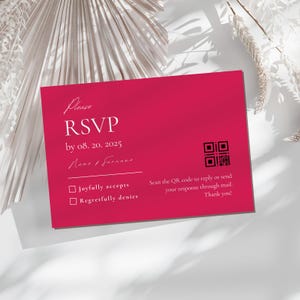 Puede incluir: Una tarjeta RSVP de color rosa brillante con texto blanco. El texto dice "Por favor, RSVP antes del 08.20.2025 Nombre y Apellido Acepta con gusto Rechaza con pesar". Un código QR negro se encuentra en la esquina superior derecha con el texto "Escanea el código QR para responder o enviar tu respuesta por correo. ¡Gracias!"
