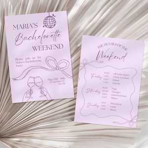 Op de afbeelding: Twee lichtpaarse vrijgezellenfeestuitnodigingen. De eerste uitnodiging luidt "Maria's Bachelorette Weekend" met evenementdetails. De tweede uitnodiging geeft weekendactiviteiten weer. Beide hebben een lint en een wijnglasillustratie.