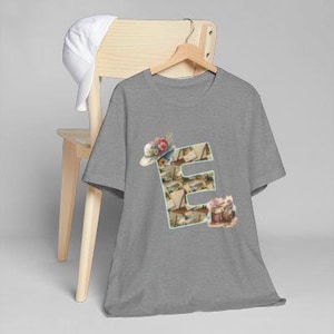 Camiseta Vintage Travel Letter E – Design de cartão postal retrô e câmera