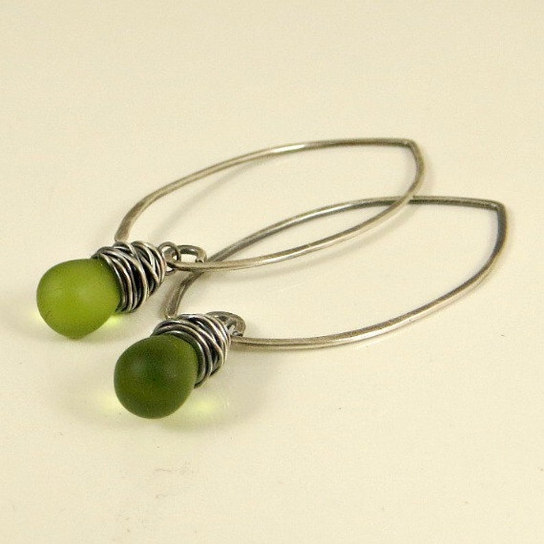 Green Drop Earrings Wire Wrapped Earrings Glass Teardrop Earrings Eco Friendly Jewelry Almond Ear Wires Gifts For Her Bild 2