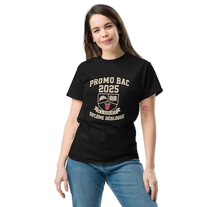 Camiseta de Bachillerato 2025 – Clase de Graduados – «Sobrevivimos, Diploma desbloqueado» – Humor Gamer –