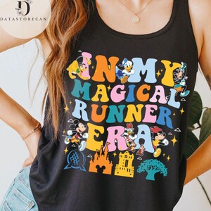 K&ouml;nnte beinhalten: Schwarzes Tanktop mit einer bunten Grafik von Disney-Charakteren und dem Text "In My Magical Runner Era".