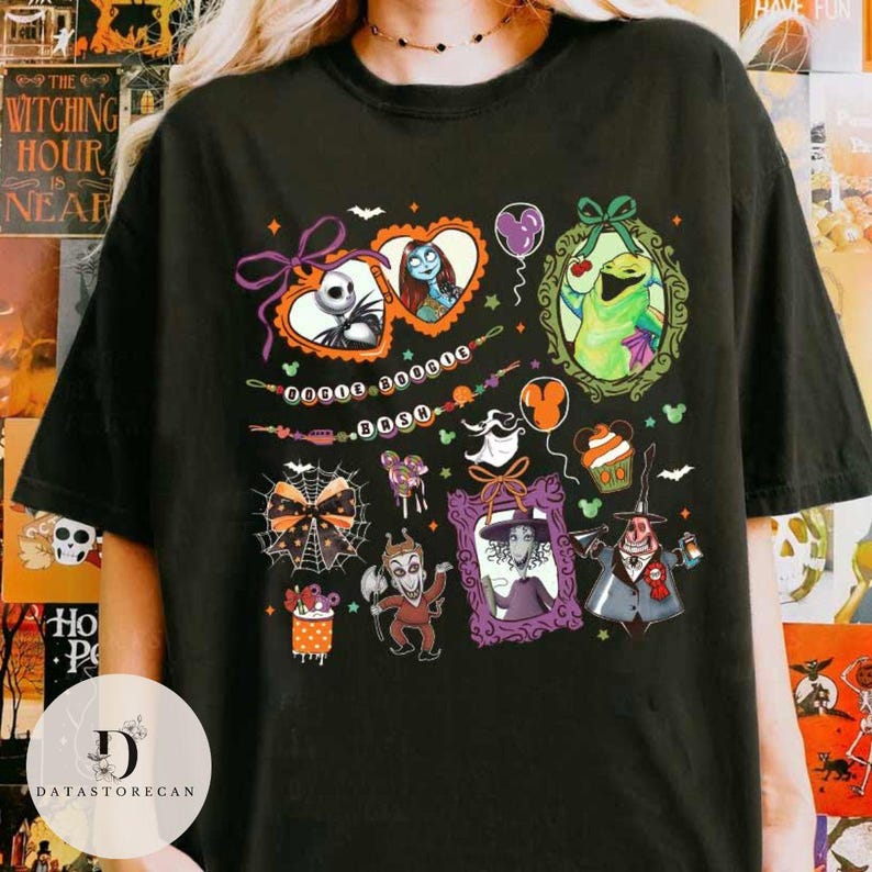 Pu&ograve; includere: T-shirt nero con illustrazioni colorate di personaggi di un popolare film d'animazione. Il design include ritratti incorniciati, cornici a forma di cuore ed elementi decorativi. La maglietta ha un girocollo e maniche corte.
