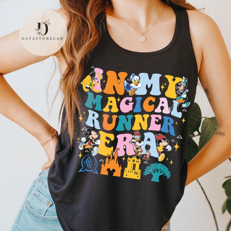 K&ouml;nnte beinhalten: Schwarzes Tanktop mit einer bunten Grafik von Disney-Charakteren und dem Text "In My Magical Runner Era".