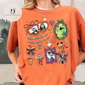 Pu&ograve; includere: Felpa girocollo arancione con un design grafico colorato con personaggi di Nightmare Before Christmas. Il design include Jack Skellington, Sally e altri personaggi in ritratti incorniciati, con la scritta "Boogie Bash".