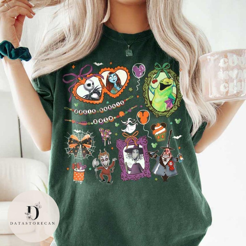 Pu&ograve; includere: T-shirt verde scuro con un design grafico colorato con personaggi di Nightmare Before Christmas. Il design include Jack Skellington, Sally, Oogie Boogie e altri personaggi in cornici e palloncini decorativi.