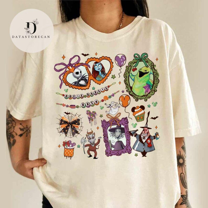 Pu&ograve; includere: T-shirt color crema con illustrazioni colorate dei personaggi di "Nightmare Before Christmas". Il design include Jack Skellington, Sally, Oogie Boogie e altri personaggi in cornici decorative ed elementi festivi. &Egrave; incluso anche il testo "BOOSH".