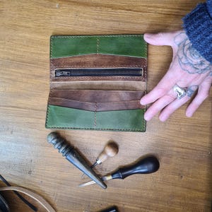 Porte-feuille cuir format chequier pièce unique d'artisan du cuir, avec porte-cartes, porte-monnaie et billets