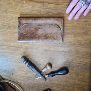 Pochette cuir avec porte monnaie et portes cartes pièce unique d'artisan du cuir