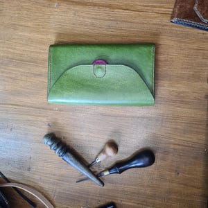 Pochette cuir avec porte monnaie et portes cartes pièce unique d'artisan du cuir